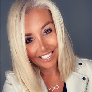 Hi I’m Tammy! I’m cleaning out my closets! Listing authentic handbags & Clothing